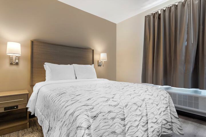 1 Queen Bed (10 of 13)