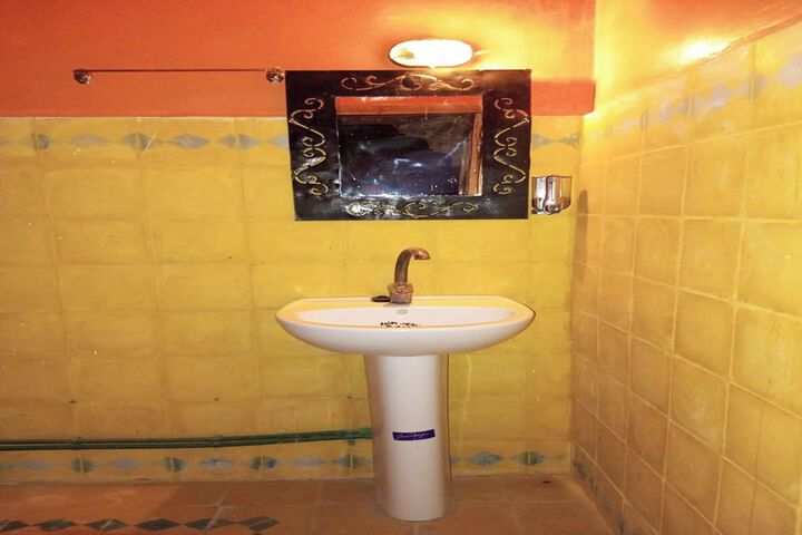 Room 4 of 77