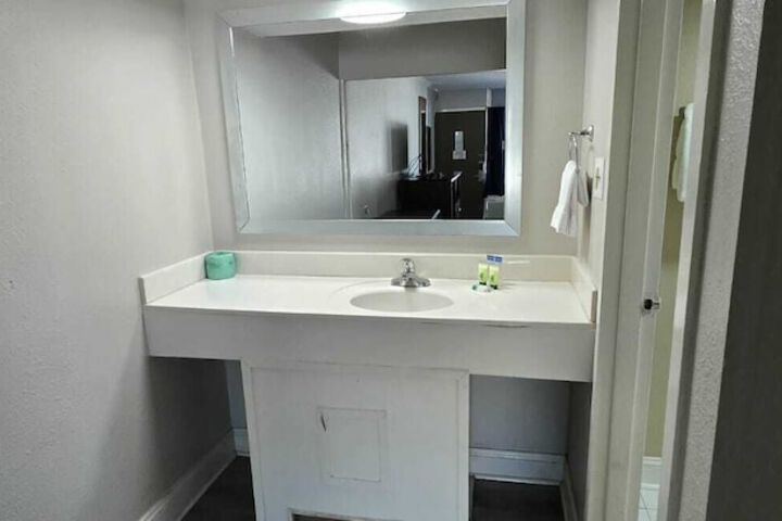 Room 52 of 66