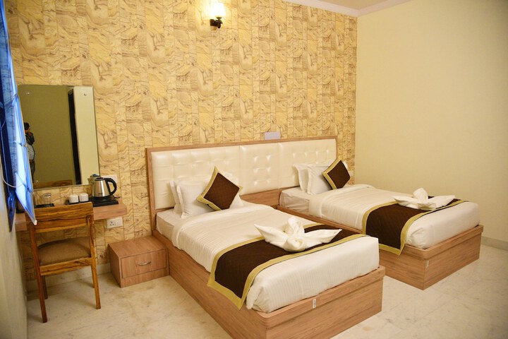 Room 10 of 28