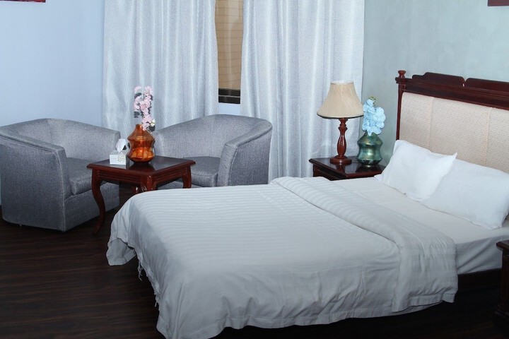Room 4 of 8
