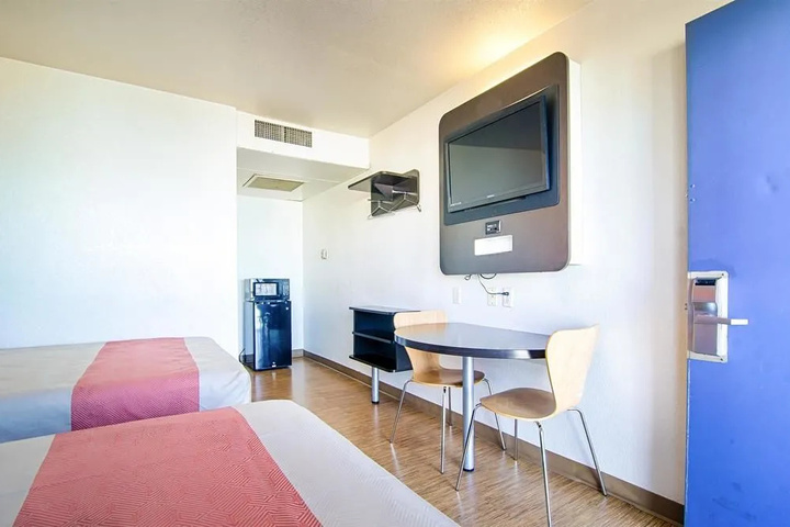 Room 7 of 18