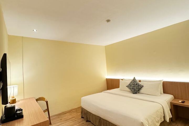 Room 3 of 53
