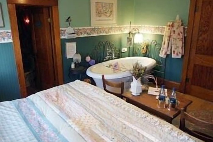 Room 25 of 40