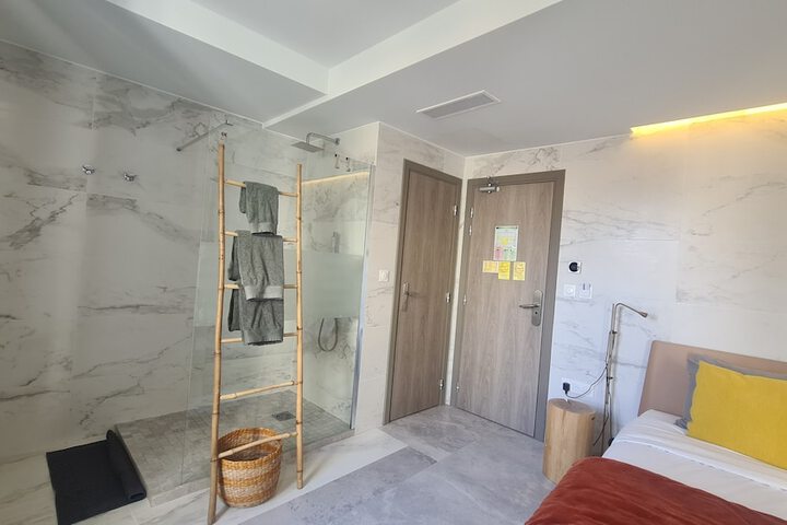 Room 102 of 118