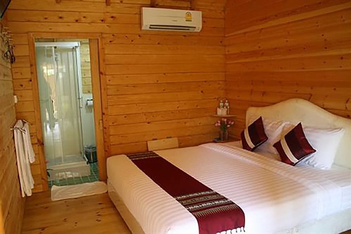 Room 4 of 100