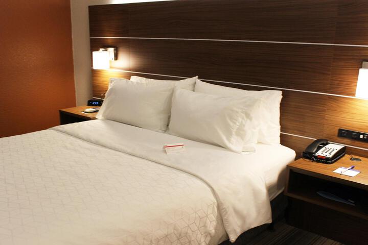 2 Queen Beds (5 of 6)