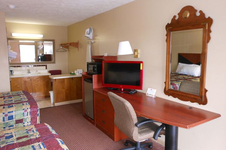 2 Queen Beds (9 of 10)