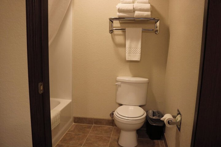 Single King Suite (8 of 8)