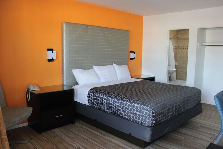 Room 10 of 28