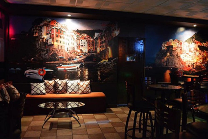 Lounge 33 of 40