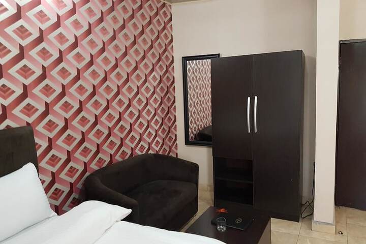 Room 6 of 16