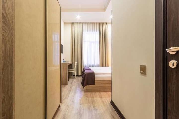 Room 4 of 37