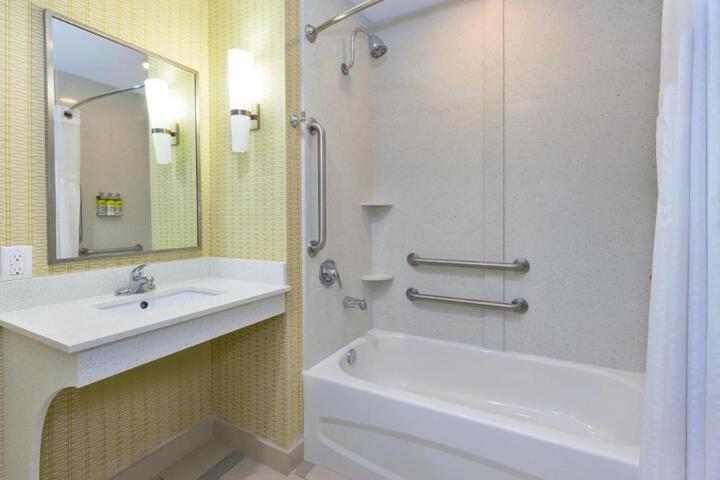 2 Queen Beds Standard Comm Accessible Tub (13 of 13)