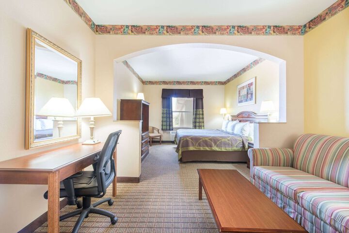 1 King Bed (2 of 10)