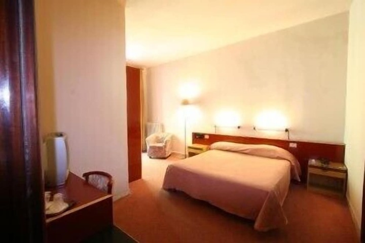 Room 5 of 11
