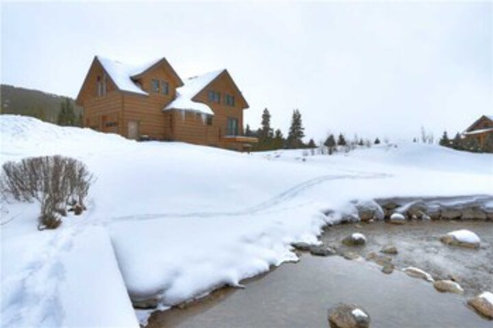 Breckenridge Riverfront Home Sleeps 22+ Hot Tub!