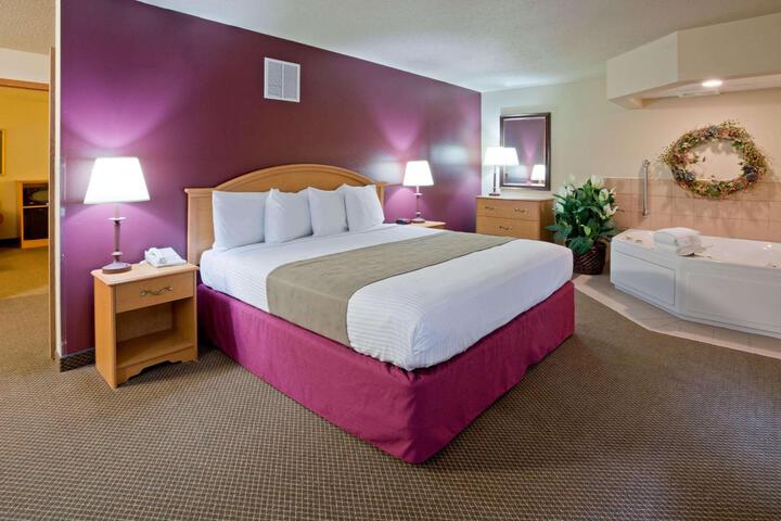 1 King Bed Deluxe Room (9 of 17)