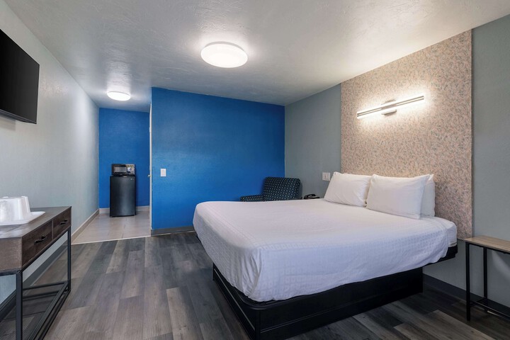 1 Queen Bed (12 of 27)