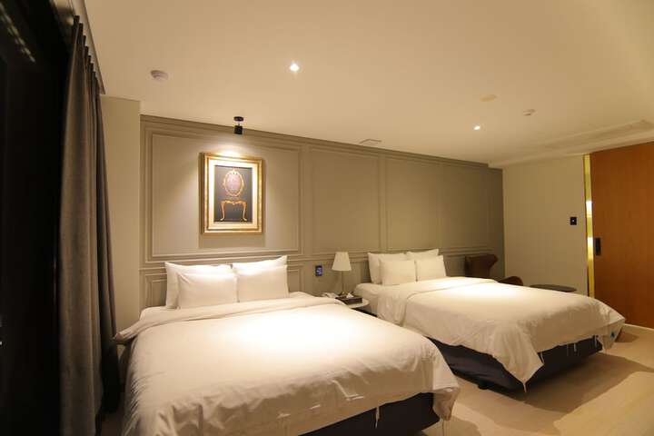 Room 18 of 190