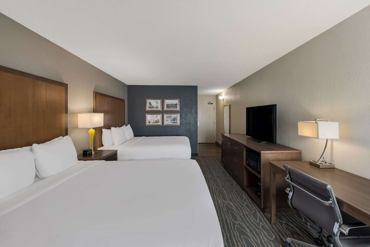 2 Queen Beds (9 of 10)