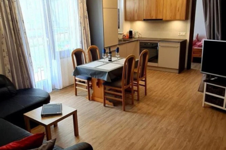 Room 6 of 12