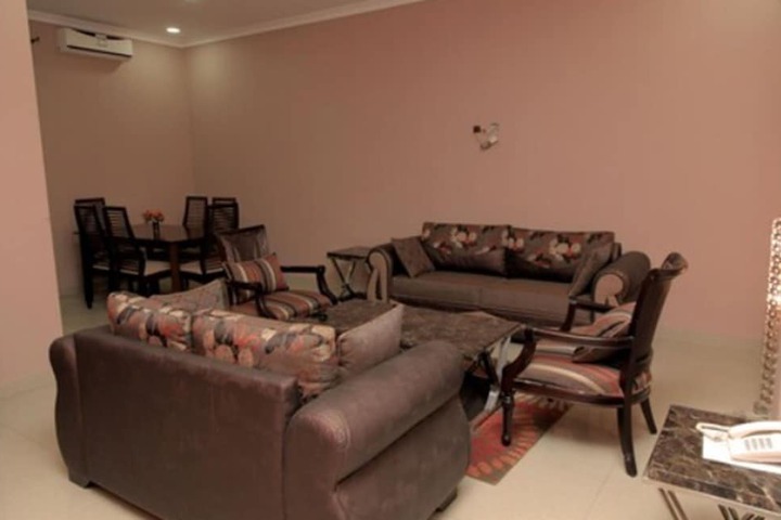 Lounge 38 of 44