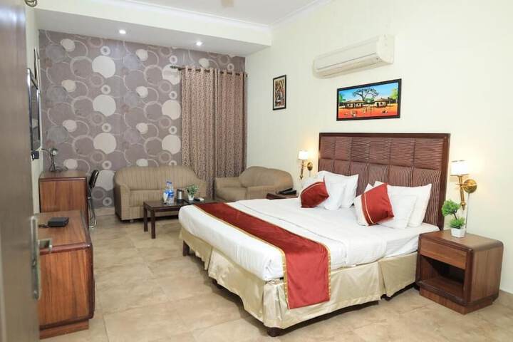 Room 4 of 9