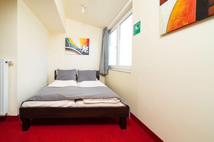 Room 7 of 16
