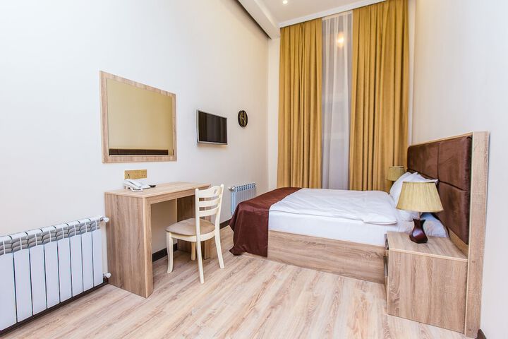 Room 4 of 68