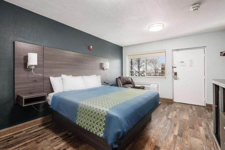 1 Queen Bed (2 of 31)