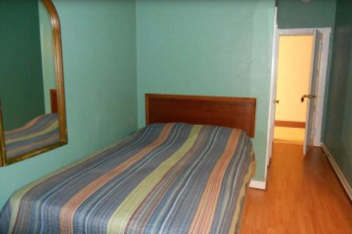 Room 6 of 10