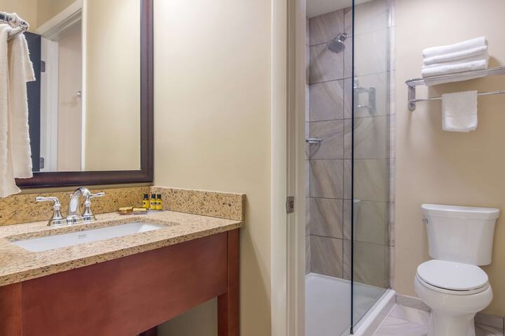 1 Queen Bed Microwave, Refrigerator, Coffee Maker Full Breakfast (26 of 26)