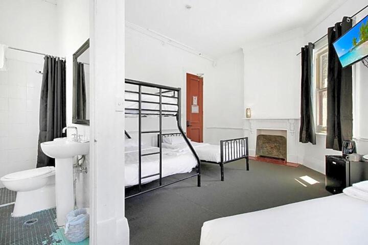 Room 17 of 38