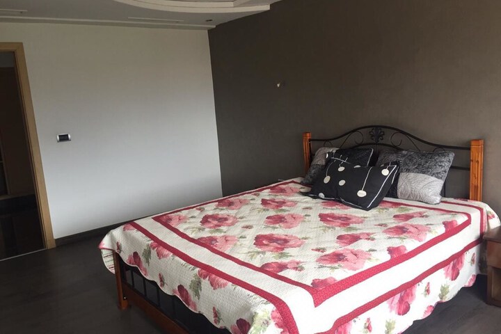 Room 5 of 16