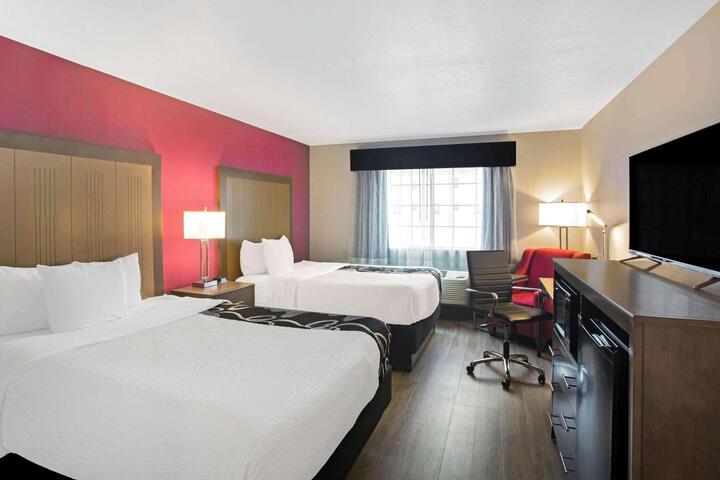 2 Queen Beds (4 of 5)