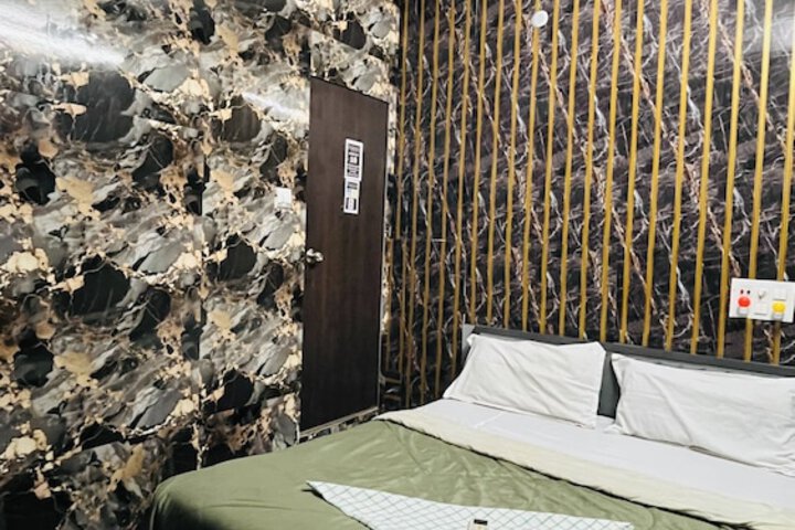 Room 13 of 18