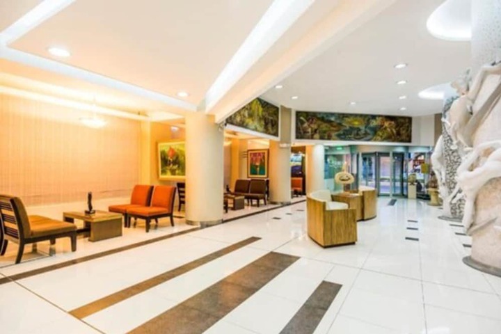 Entrance & Lobby