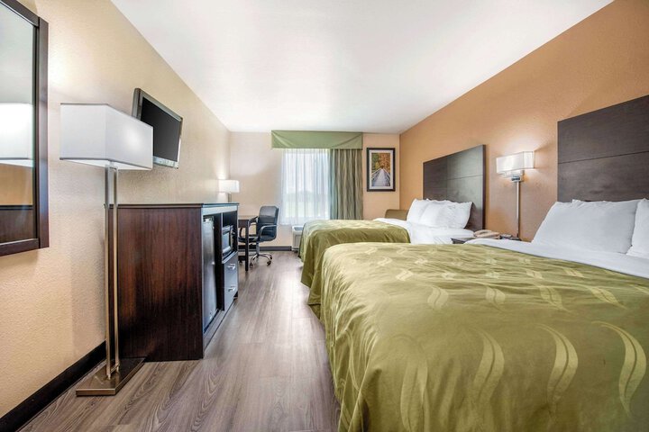 2 Queen Beds (7 of 10)