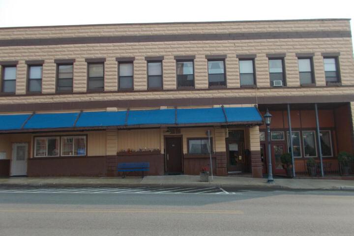 Exterior of Historic Kellogg Rio Hotel