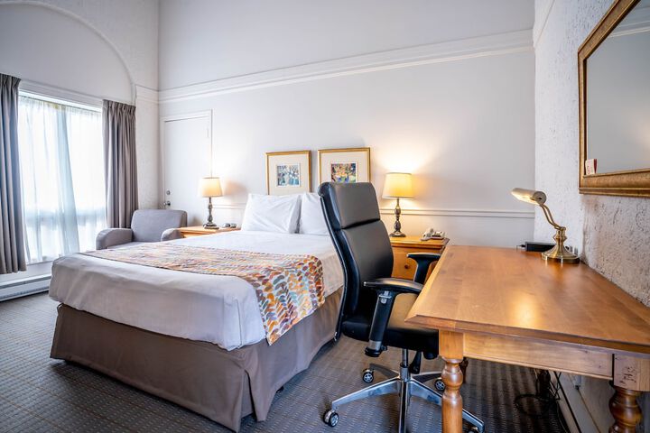 1 Queen Bed (3 of 16)