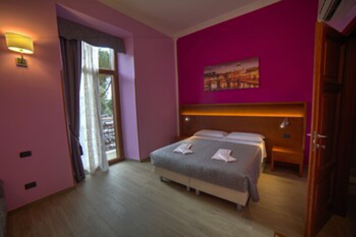 Room 17 of 37