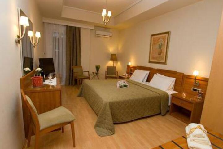 Room 6 of 9
