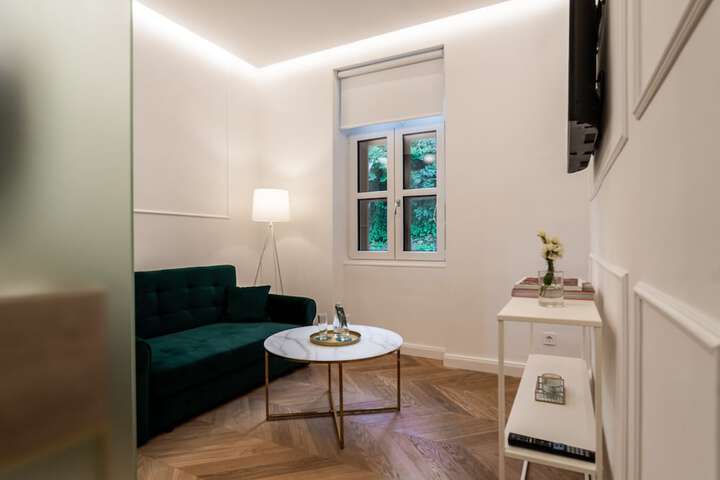Room 13 of 37