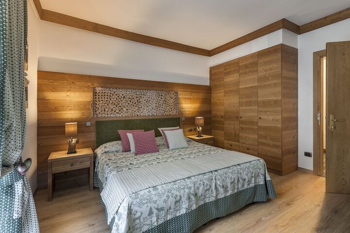 Room 4 of 212