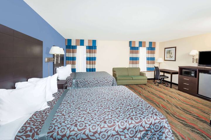 2 Queen Beds (10 of 12)