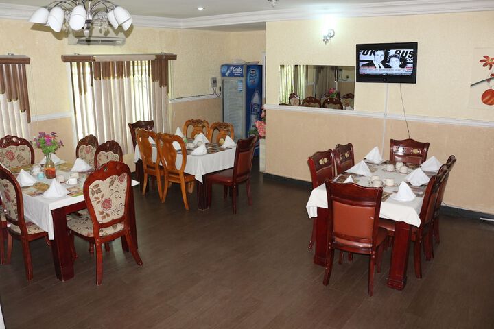 Dining 42 of 51