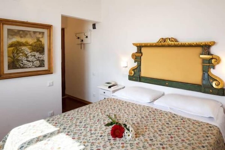 Room 6 of 25