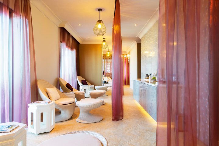 Lounge 98 of 131