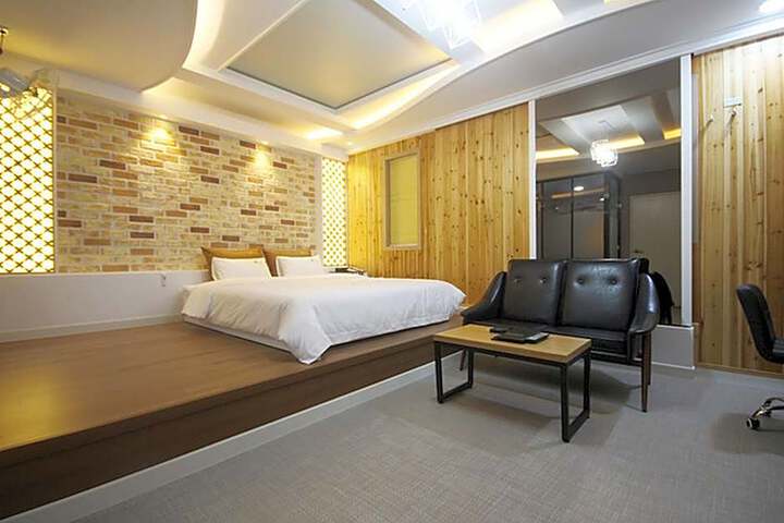 Busan Daeyeondong G & G Hotel